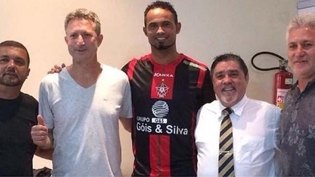 Duas semanas após deixar presídio, goleiro Bruno já tem novo time