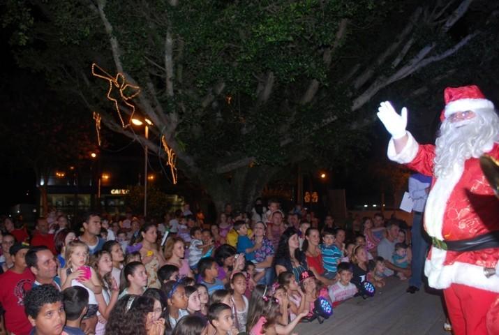 Papai e Mamãe Noel abrem Natal Mágico no Rio Maina