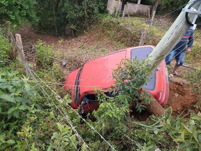 Motorista perde o controle da direção e colide carro contra poste em Orleans