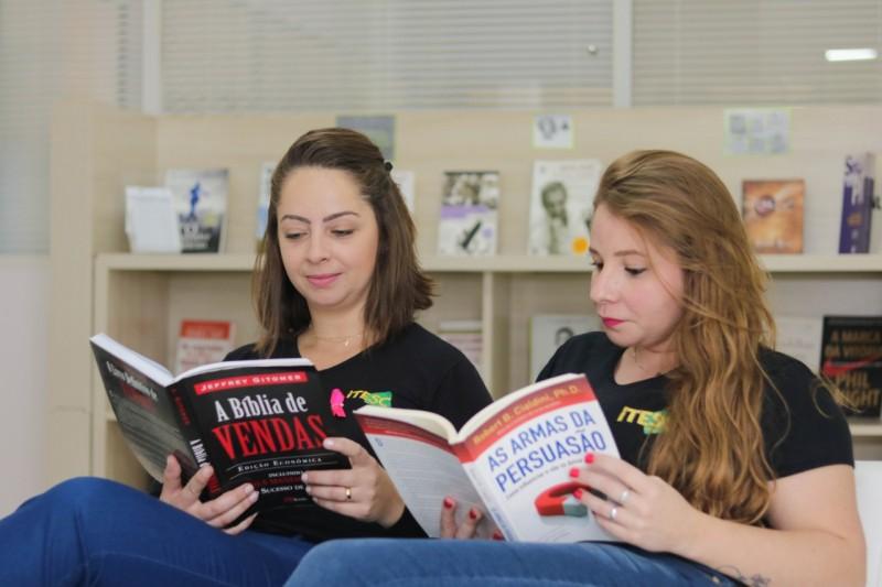 Empresa torna leitura parte das atividades dos profissionais