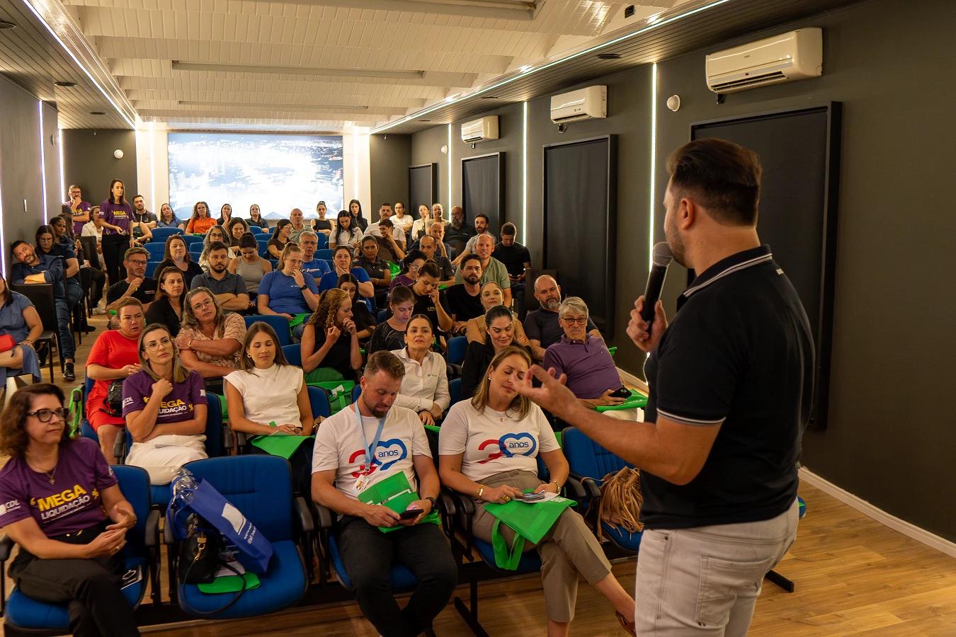 Megaliquidação 2025 é lançada pela CDL de Criciúma com palestra de preparação para seus associados