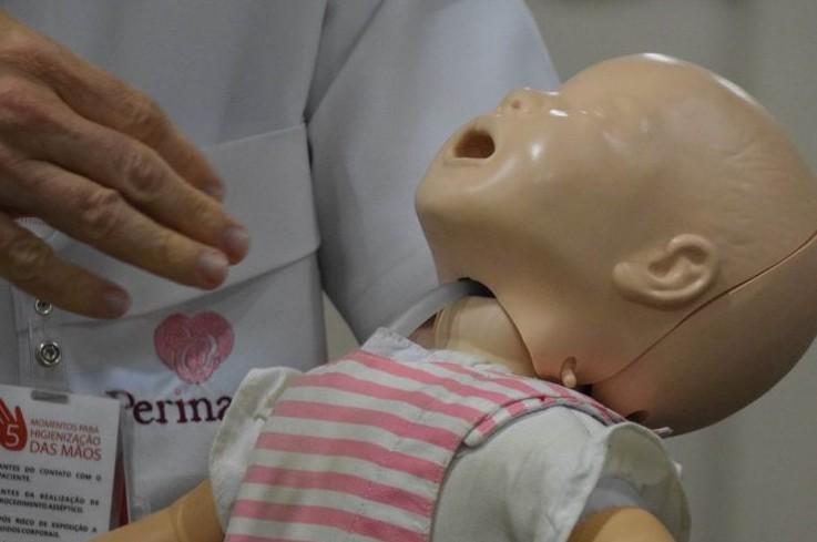 Projeto de lei prevê treinamento de primeiros socorros para mães em caso de engasgo