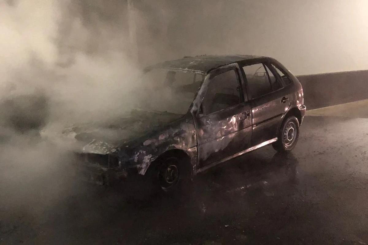 Veículo é atingido por incêndio na BR-101