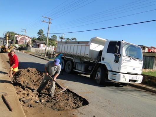 Mais de 30 toneladas de asfalto para recuperação de vias em Içara