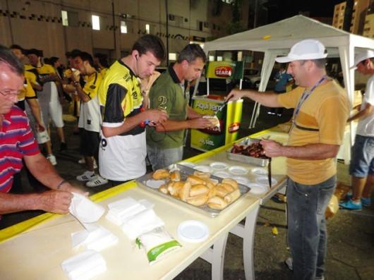 Torcedores aproveitam aperitivo antes do jogo contra o Vitória