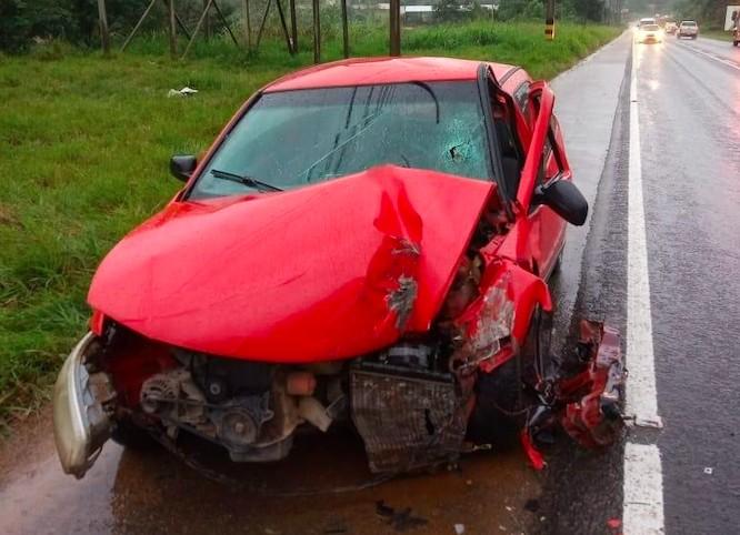 Motorista de Anitápolis perde o controle da direção e colide carro contra poste na SC-370