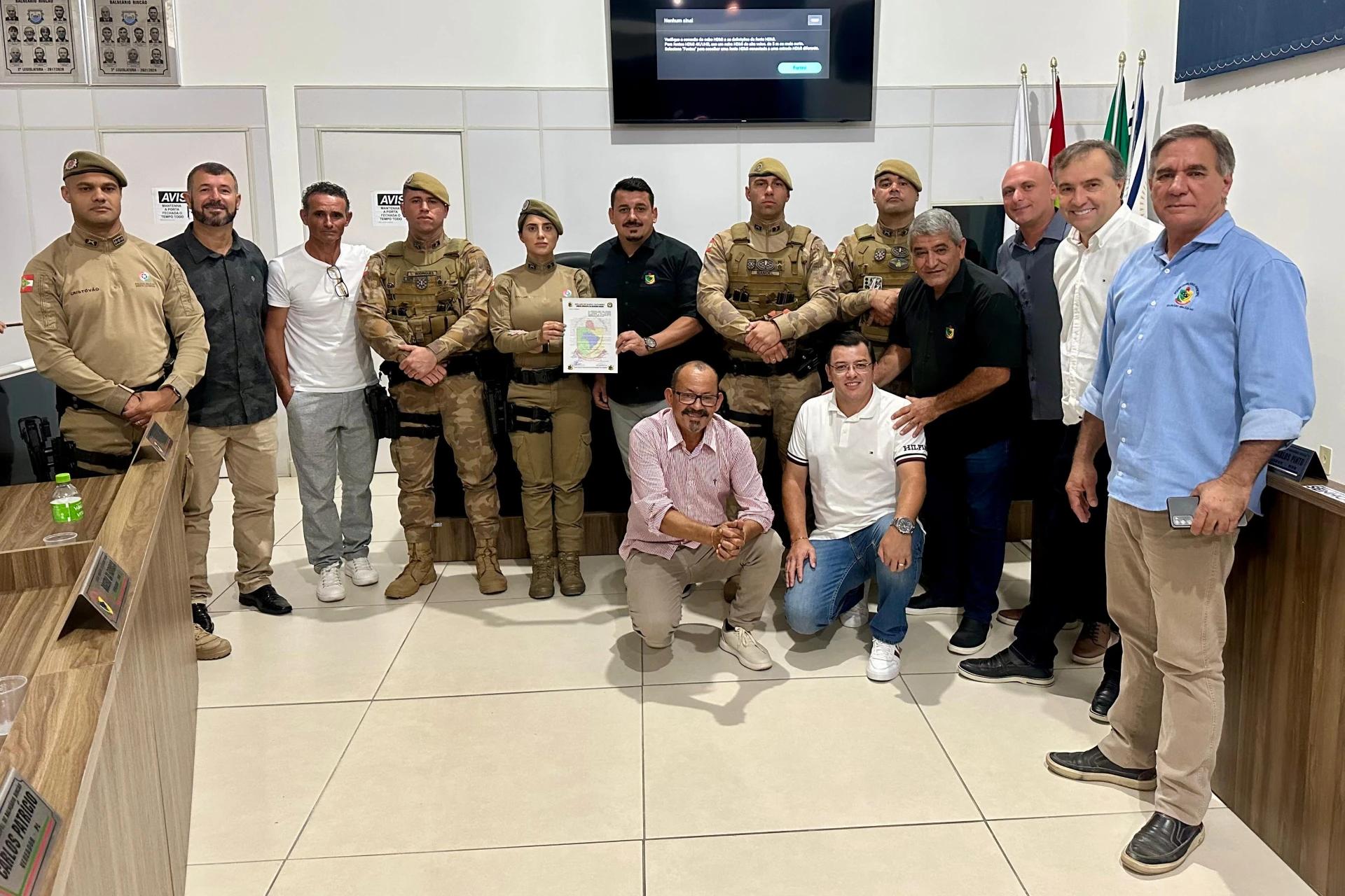 Vereadores de Balneário Rincão homenageiam policiais militares e equipe campeã do Praião 2025