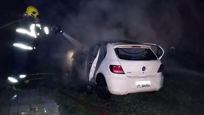 Incêndio atinge carro estacionado em pátio de residência