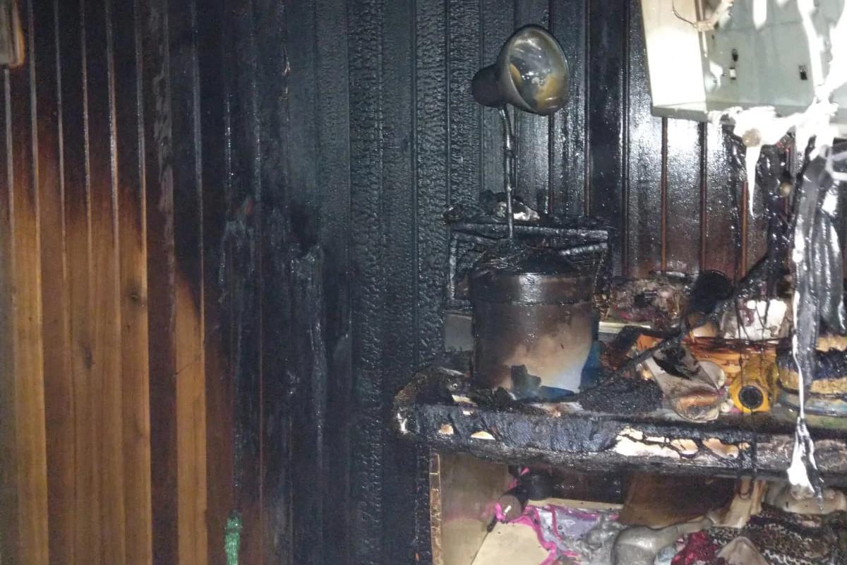 Vizinhos usam mangueiras de jardim para conter incêndio em Criciúma