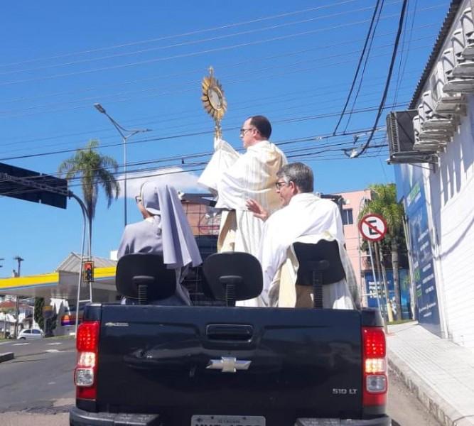 Padre realiza ação de Páscoa durante isolamento social em Criciúma