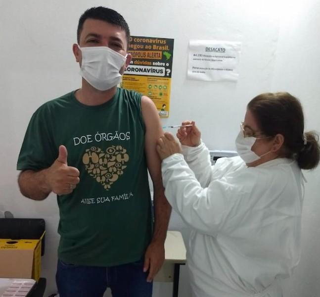 Prefeito Franqui Salvaro recebe a primeira dose da vacina contra a Covid-19
