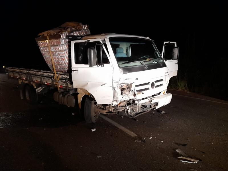 Motorista invade pista ao fazer curva e causa acidentes 