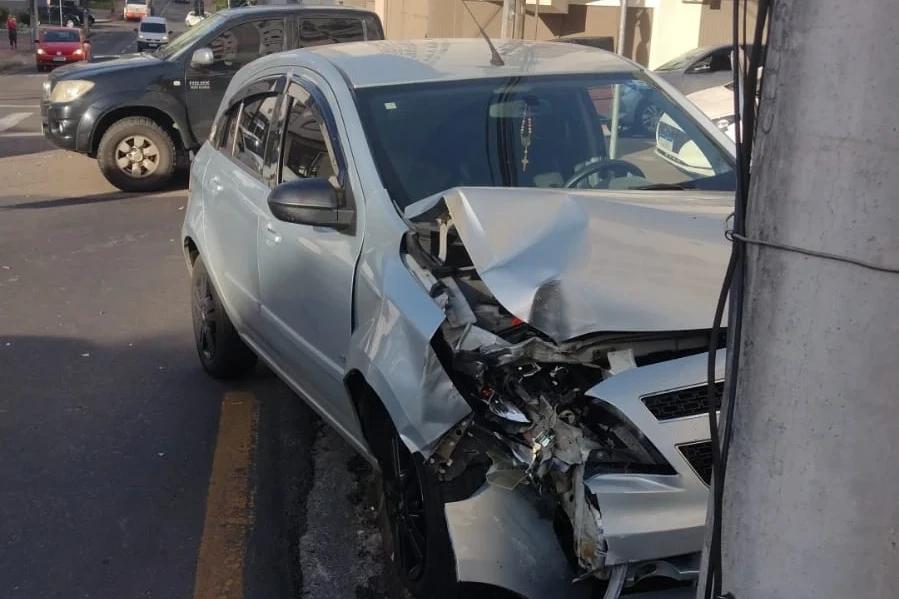 Motorista tem frente cortada e colide carro contra poste em Criciúma