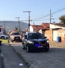 Operação é realizada para cumprir ordens judiciais em combate ao tráfico de drogas em Laguna