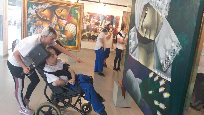 Alunos da Apae de Içara visitam Galeria de Arte Caio Borges