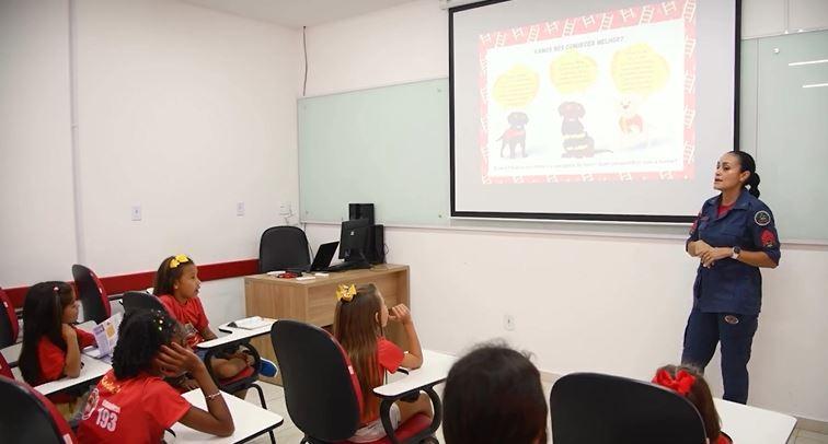 Corpo de Bombeiros Militar de Santa Catarina lança clipe de programa educativo em escolas