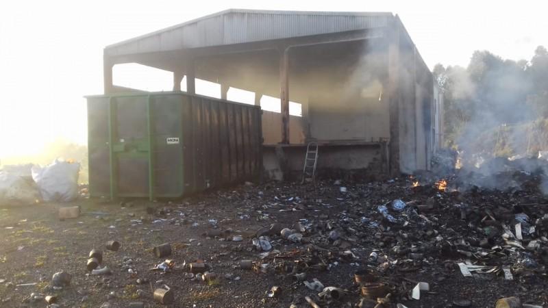 Pavilhão utilizado para reciclagem é atingido por incêndio em Içara 
