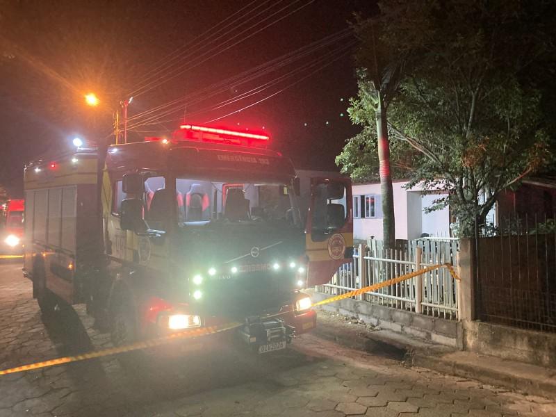 Morador passa mal após entrar em casa durante incêndio para retirar móveis em Cocal do Sul 