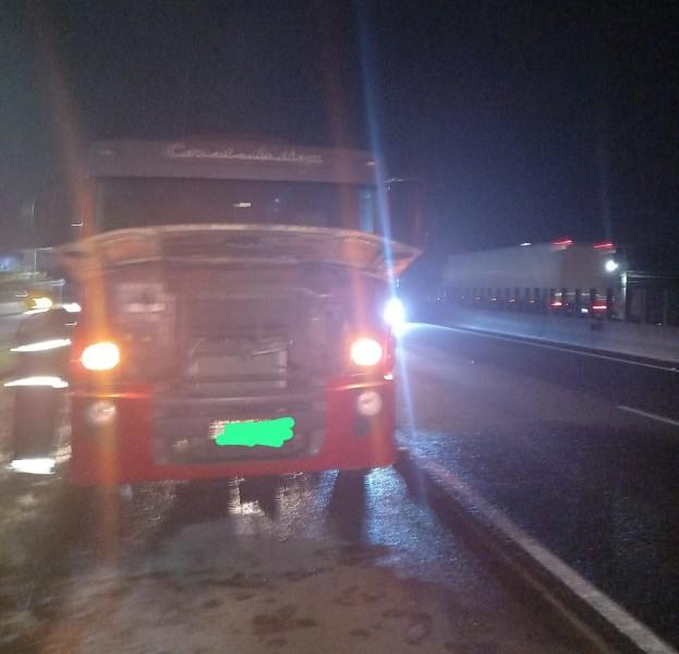 Motor de caminhão pega fogo na BR-101 em Sombrio