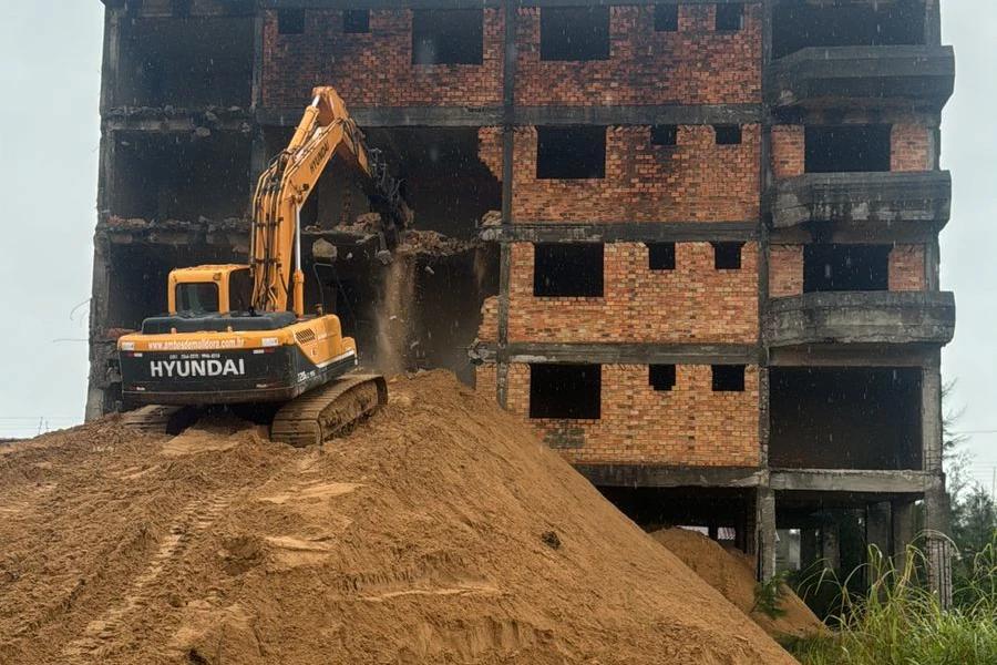 Prédio inacabado e abandonado há 27 anos é demolido em Jaguaruna com intervenção do MPSC