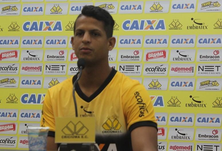 Lucão comemora estreia, mas deixa empolgação apenas com torcedores