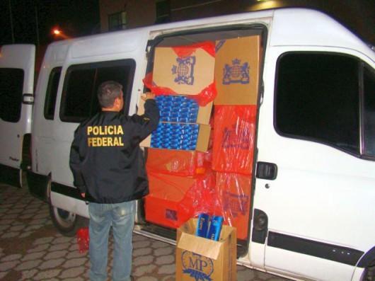 Dois presos, 23 mil maços de cigarro e carros apreendidos em operação da PF