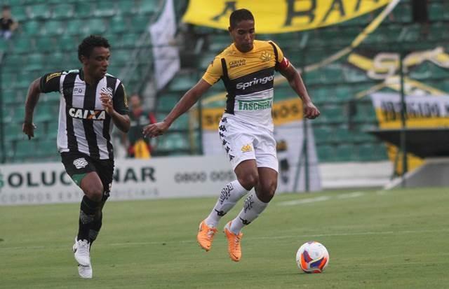 Exame de imagem não aponta lesão muscular em Cleber Santana