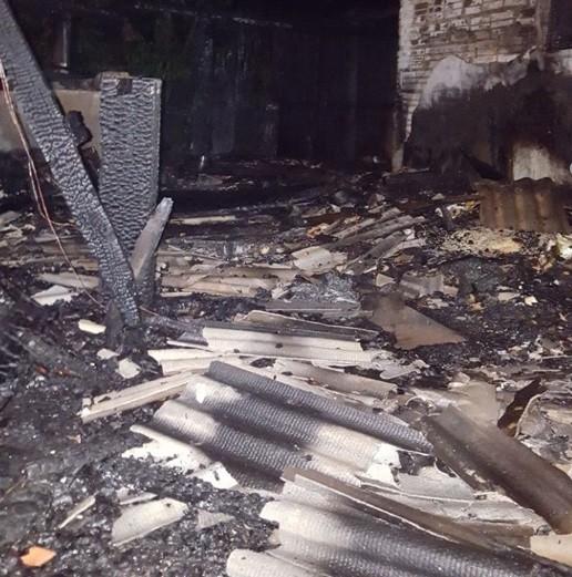 Idosos são retirados de residência em chamas 