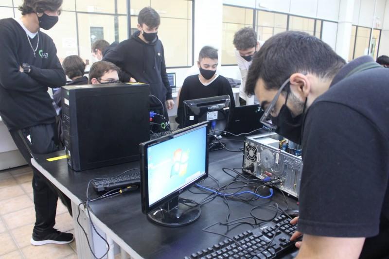Alunos do Colégio Satc recuperam computadores de escola da rede pública  