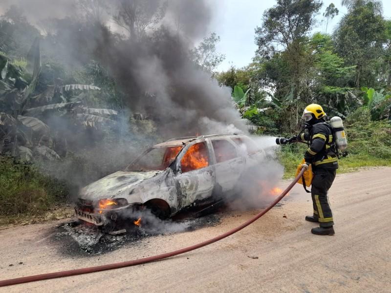 Motorista tenta ligar carro e veículo pega fogo 