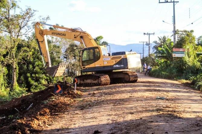 População sofre com obra travada enquanto aguarda impasse entre empresa e Estado