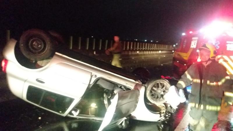 Dois homens ficam feridos após colisão de motocicleta em carro capotado na BR-101