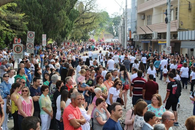 População reunida na Praça Anita Garibaldi para o desfile