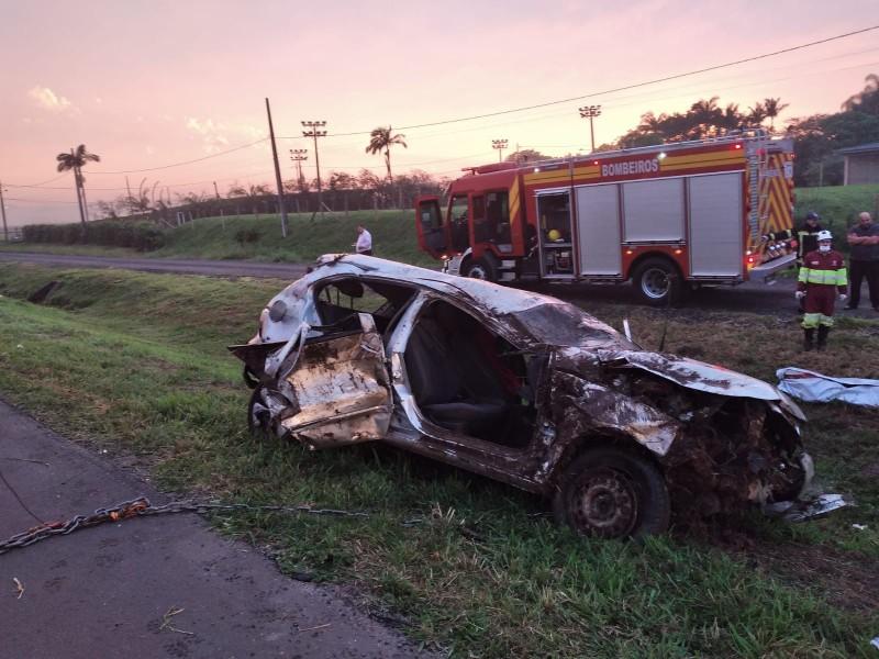 Passageira de carro morre após capotamento na BR-101 em Araranguá 