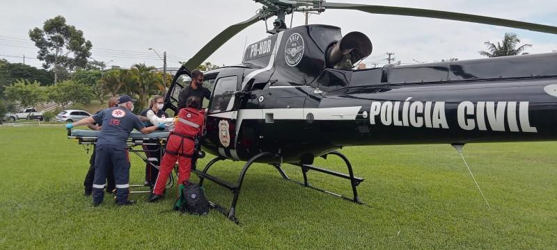 Treze de Maio: motorista colide carro contra barranco e é socorrido pelo Serviço Aeromédico 