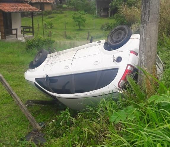 Motorista perde controle e capota veículo em Urussanga