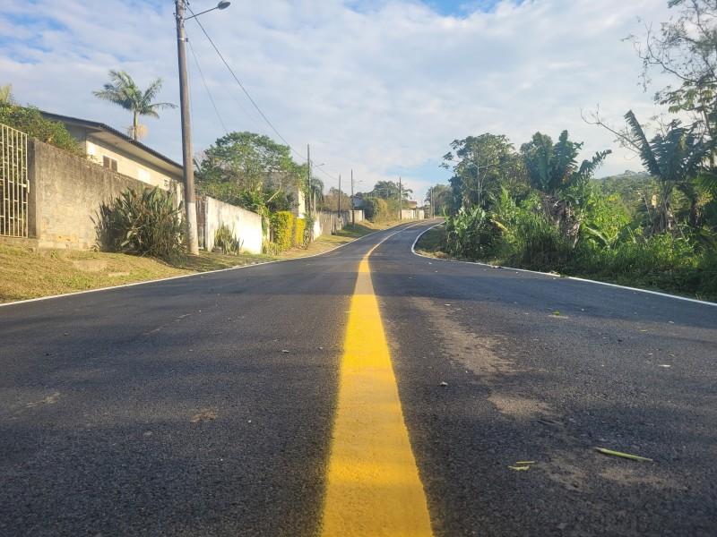 Ruas do bairro Brasília, em Criciúma, recebem pavimentação asfáltica