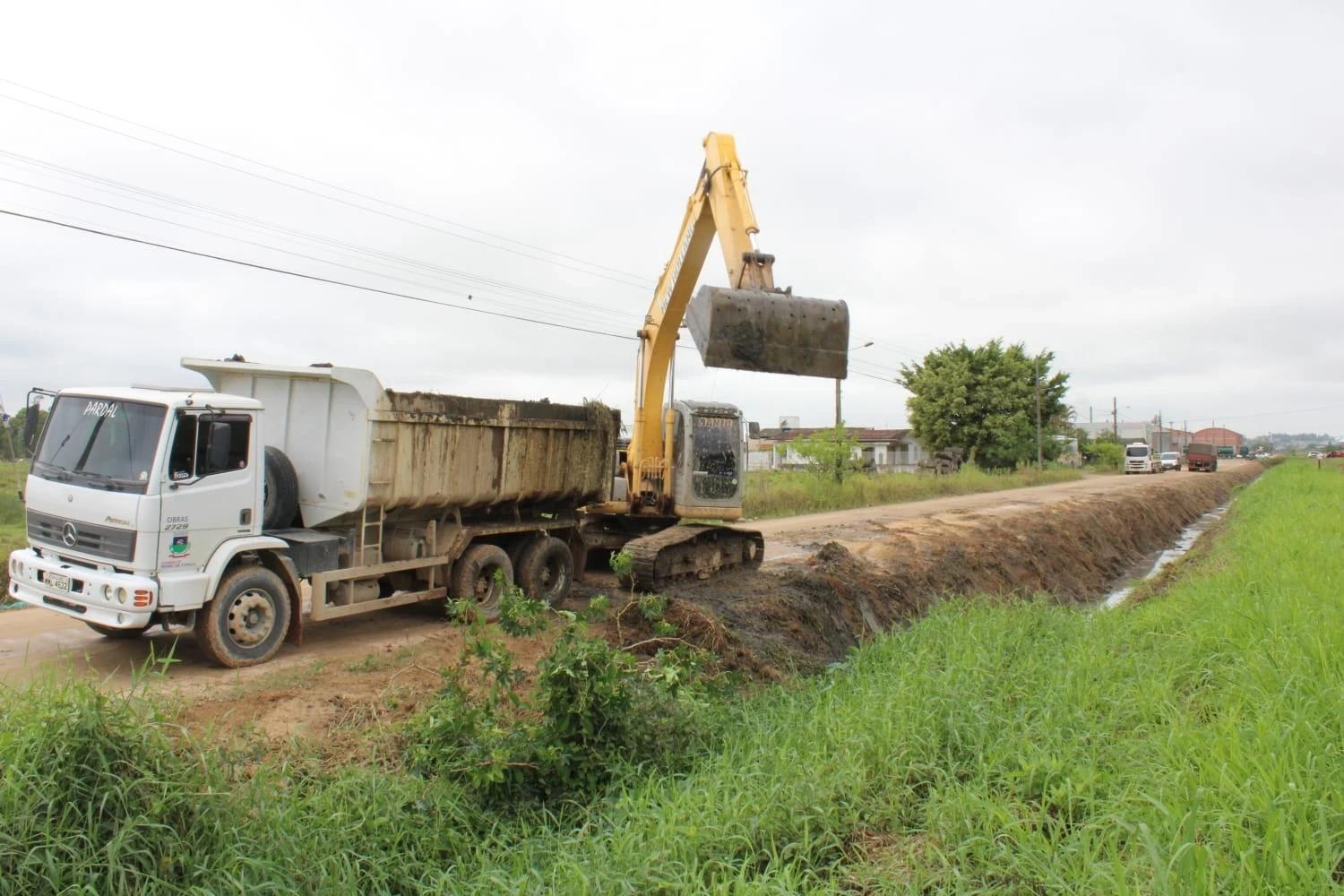 Morro da Fumaça realiza limpeza de canais de drenagem para prevenir alagamentos