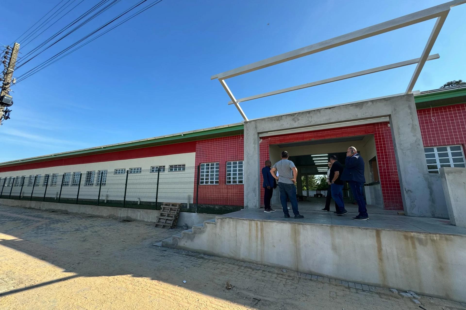 Comissões de Obras e Educação fiscalizam andamento da reforma na escola Amaro João Batista