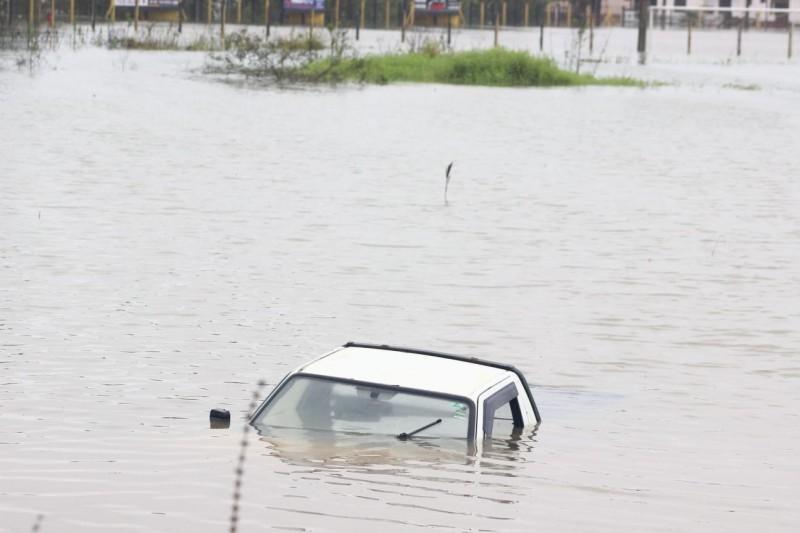 Carros, furgão e até caminhão ficam submersos em Forquilhinha 