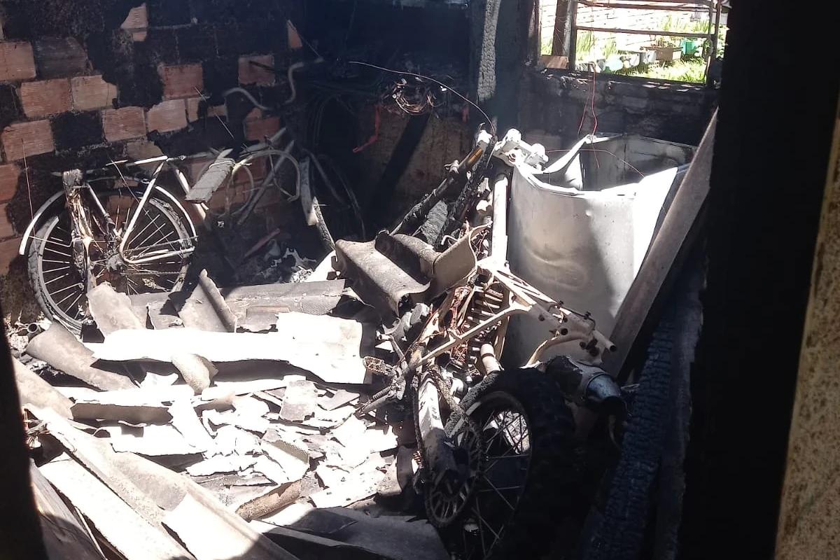 Dispensa anexa à residência fica danificada após incêndio em Sombrio