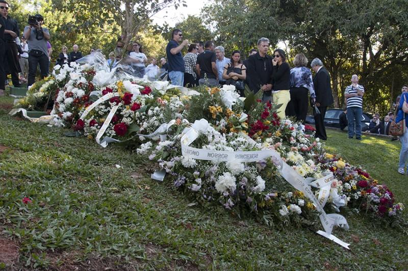Após homenagens e cortejo fúnebre, Luiz Carlos Cancellier é sepultado