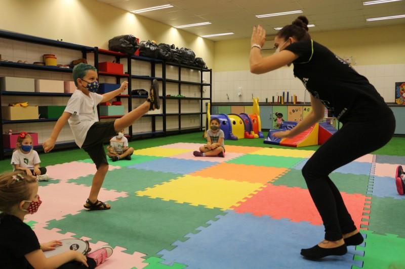 Aulas de capoeira estimulam desenvolvimento infantil no Colégio Satc