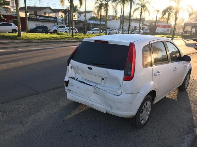 Acidente envolvendo dois carros é registrado na Avenida Centenário 