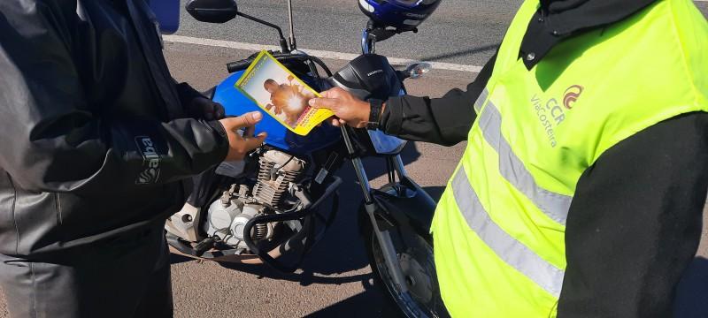 CCR ViaCosteira: ação educativa conscientiza mais de 40 motociclistas na BR-101 em Araranguá
