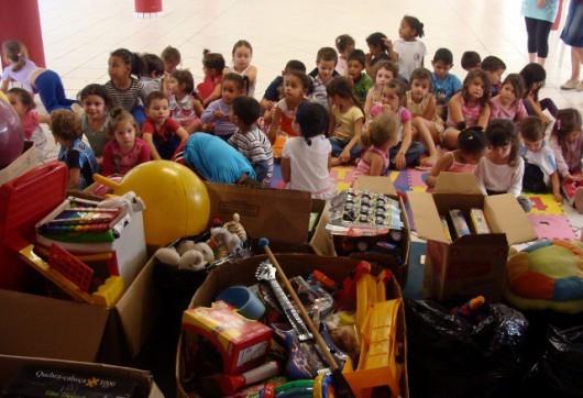 Alunos arrecadam brinquedos e doam para entidades beneficentes 