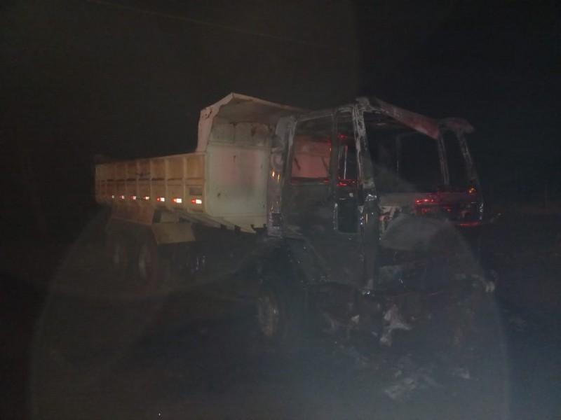 Caminhão é destruído após pegar fogo em Praia Grande