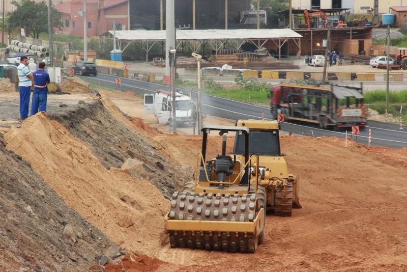 Obras de pista segue em paralelo ao Morro do Formigão