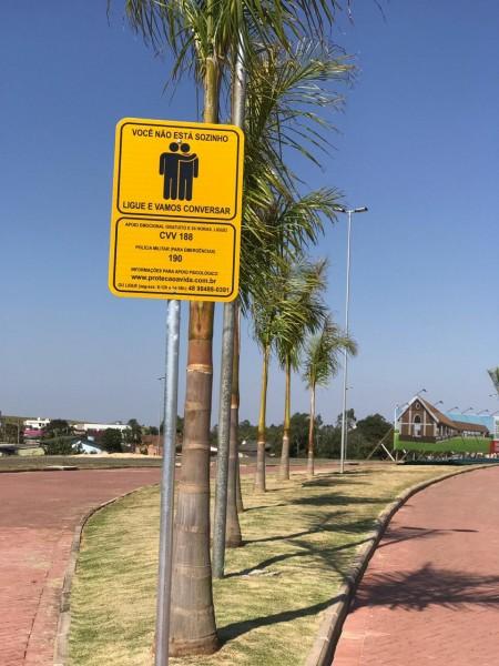 Setembro Amarelo: parques de Criciúma recebem placas visando a prevenção do suicídio