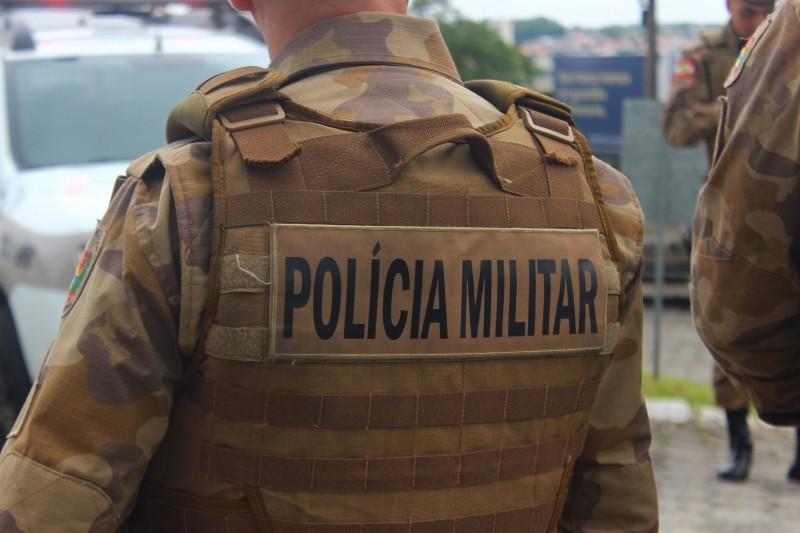 Cão policial encontra drogas dentro de pavilhão e homem é preso em Araranguá